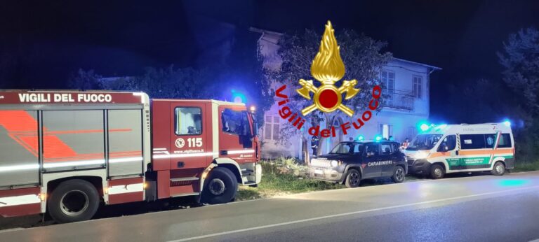 64enne solo in casa non risponde ai parenti: trovato morto dai vigili