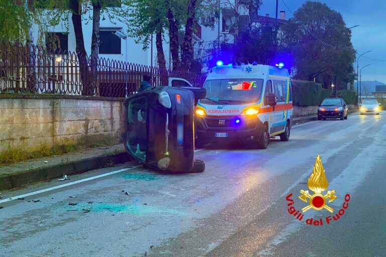 Auto si ribalta, giovane ferito. Intervento dei Vigili del Fuoco a Monteforte