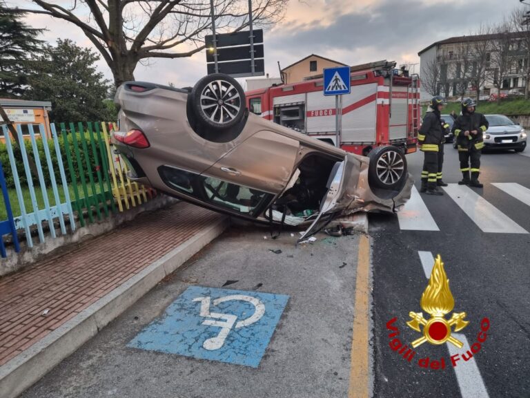 Incidente a Rione San Tommaso, auto si ribalta: tre feriti