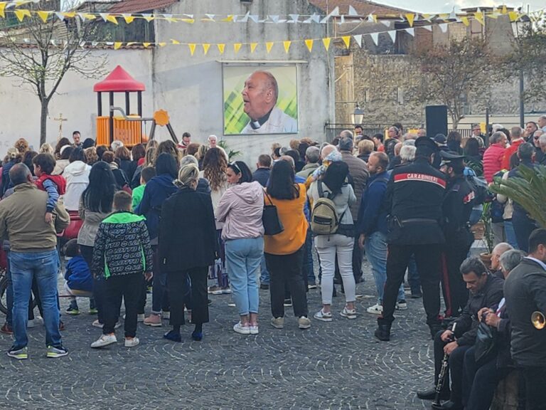 FOTO/VIDEO/Marzano, piazza a Don Peppino, il Vescovo: messaggio per i giovani