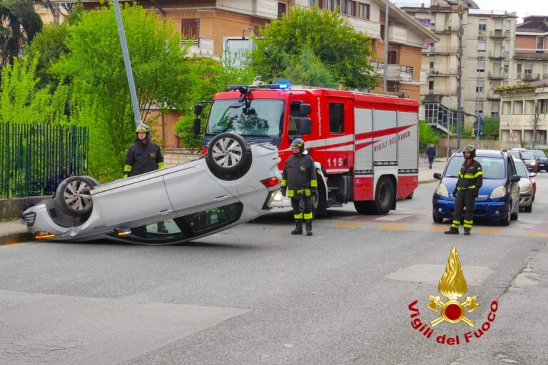 Incidente in via Annarumma, auto si ribalta