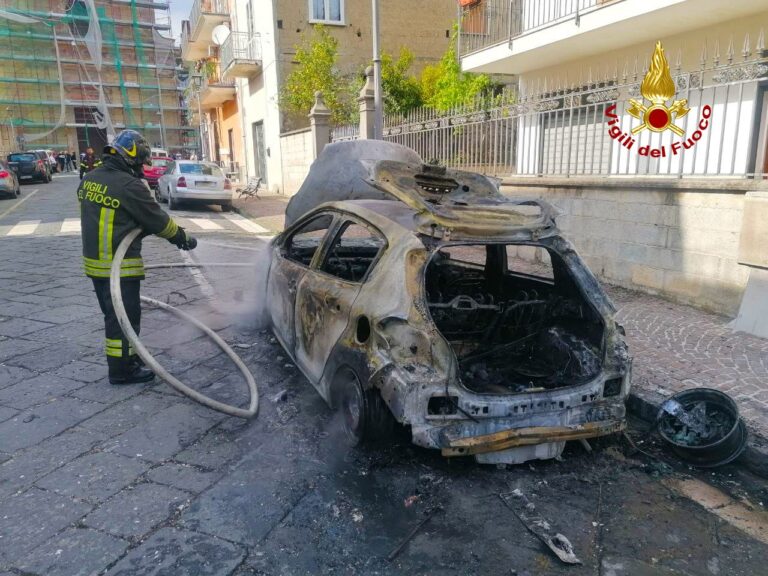 FOTO / Auto in fiamme, doppio intervento dei vigili del fuoco di Avellino