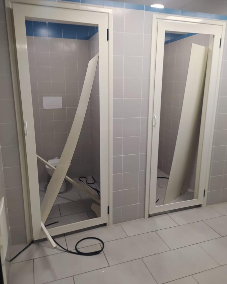 Atti vandalici nei bagni di piazza Libertà, Festa: adesso davvero basta