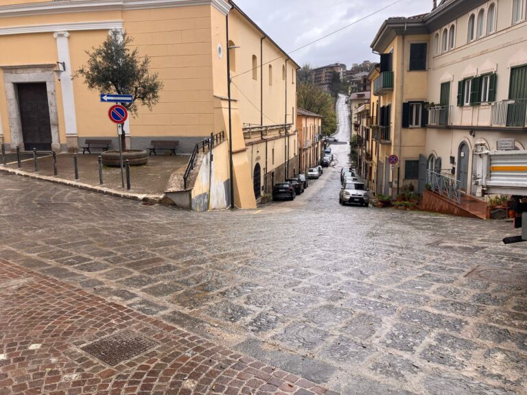 Rampa San Modestino e via San Francesco Saverio riaprono al traffico: sospiro di sollievo al centro storico