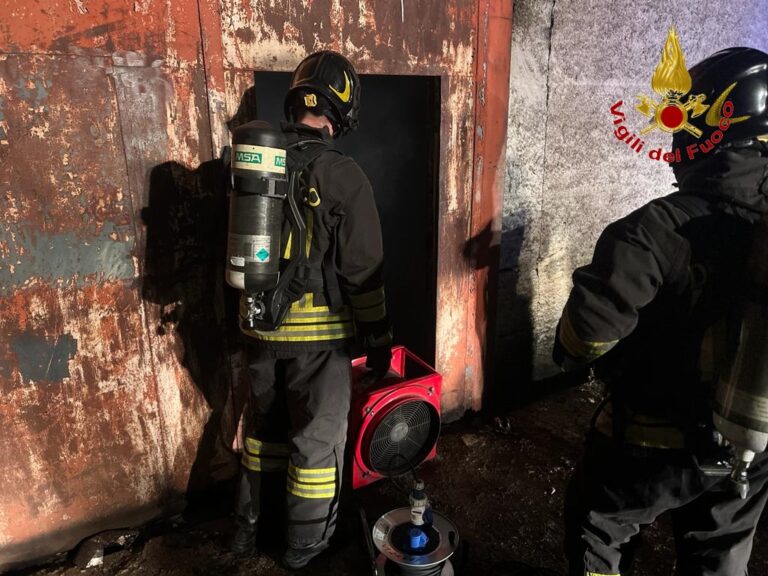 FOTO / Cervinara, capannone a fuoco: tre ore per domare le fiamme