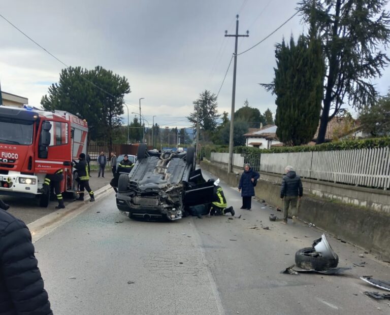 Incidente stradale a Grottaminarda: intera famiglia coinvolta, un ferito grave