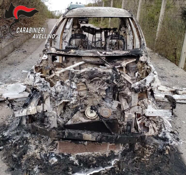 Quadrelle, ritrovata auto completamente bruciata: indagini in corso