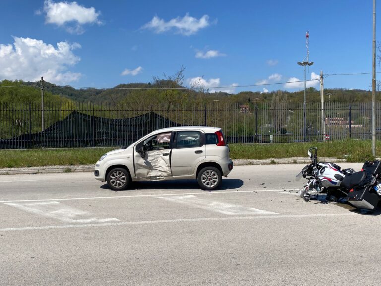IN AGGIORNAMENTO / Scontro violento sulla Variante tra auto e moto: centauro in ospedale