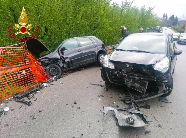 Impatto violento, auto fuoristrada: donna in ospedale
