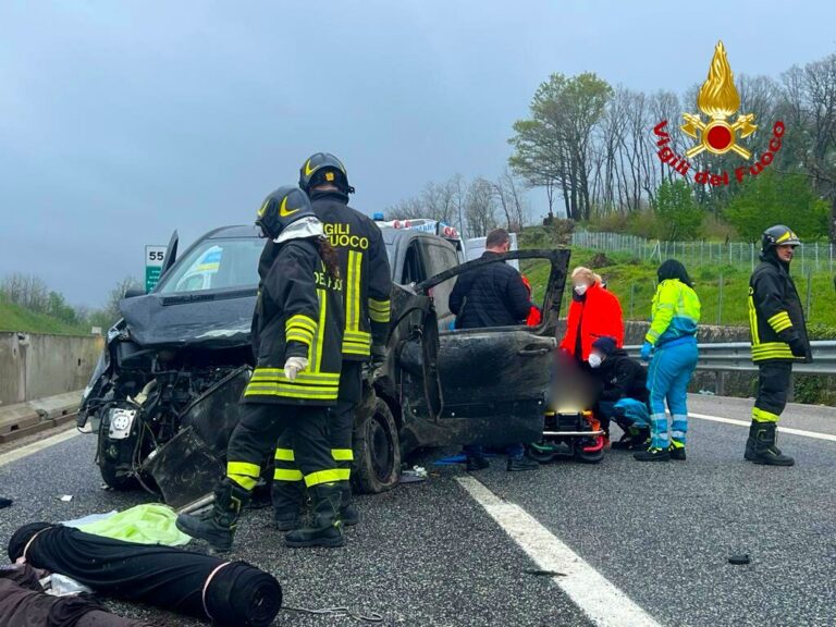 Auto si ribalta, incidente sull’A16: un ferito