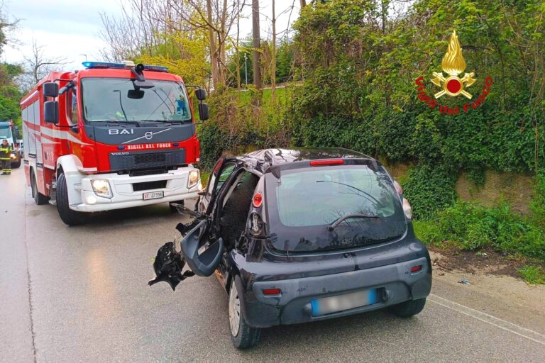 Scontro tra auto e furgone in sosta: un uomo in ospedale