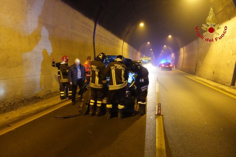 FOTO / Solofra, incidente sotto la galleria del monte Pergola: disagi al traffico