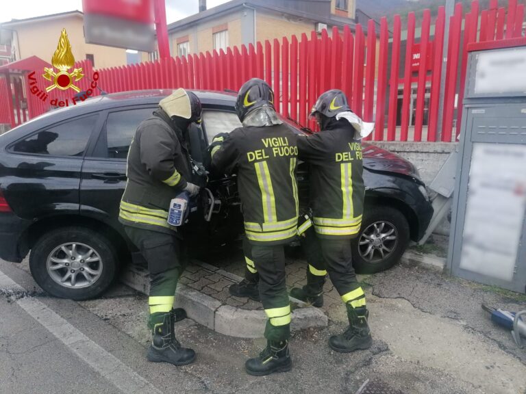 Monteforte Irpino, due auto si scontrano: 74enne in ospedale