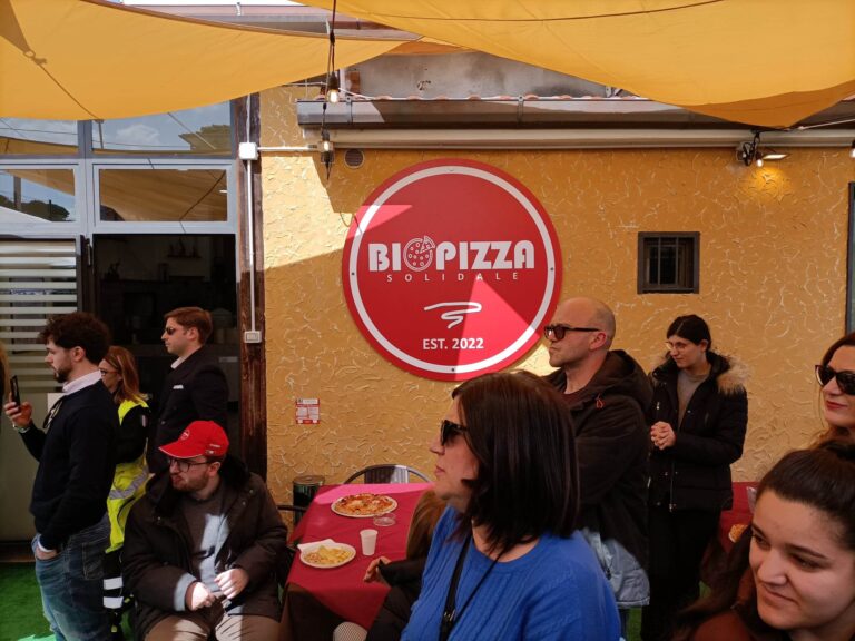 Pizza solidale e senza barriere preparata da pizzaioli speciali
