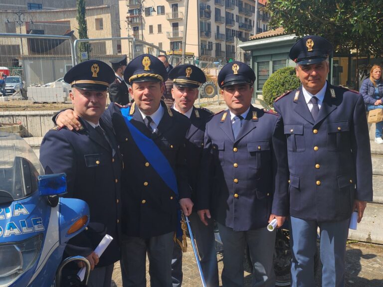 Salvarono coppia di anziani dall’incendio a Quindici: premiati quattro poliziotti