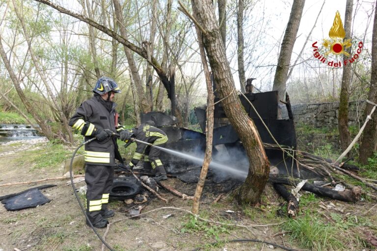 Prata Principato Ultra, incendio distrugge baracca in legno e lamiere