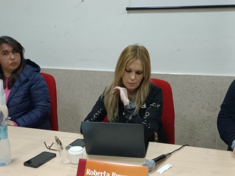 FOTO/La criminologa Bruzzone a Santa Paolina: “Donne denunciate!”