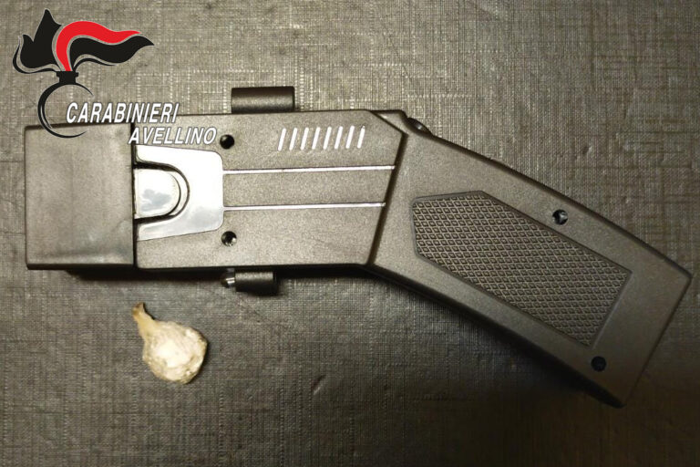 Beccato con la droga e il taser a Contrada: 30enne nei guai