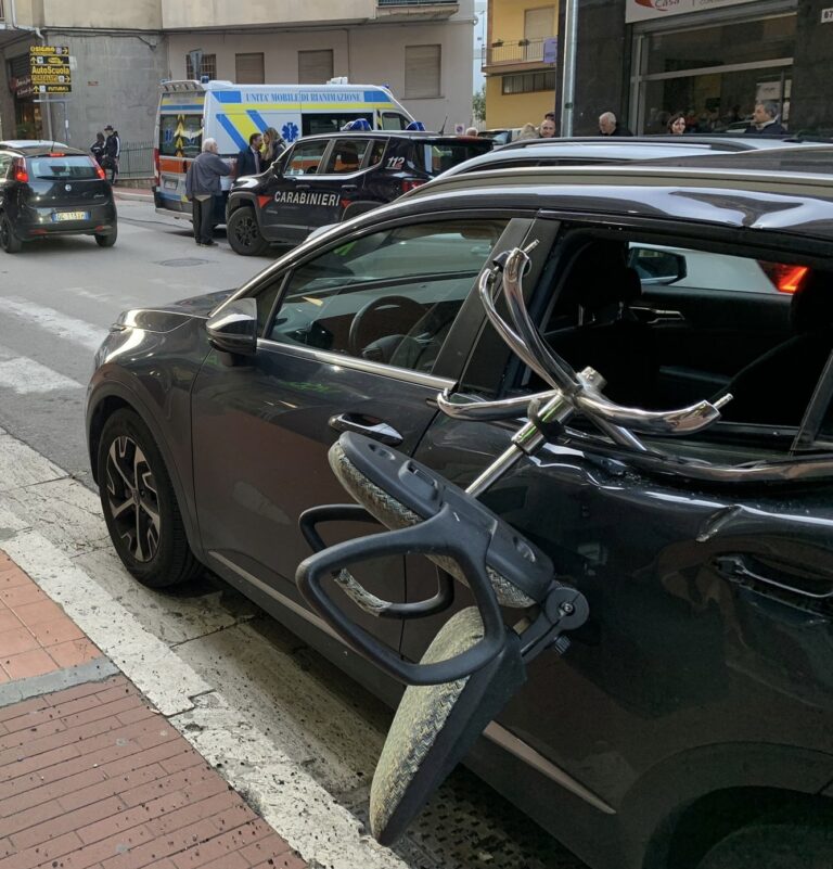 Paura a via Piave: sedia giù dalla finestra danneggia auto