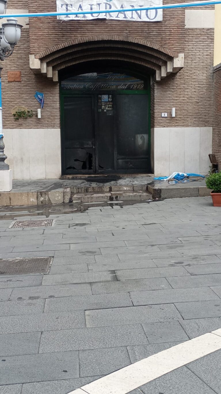 Raid contro la vetrina del bar in Piazza Indagano i Carabinieri: ragazzi salvano il locale dal rogo