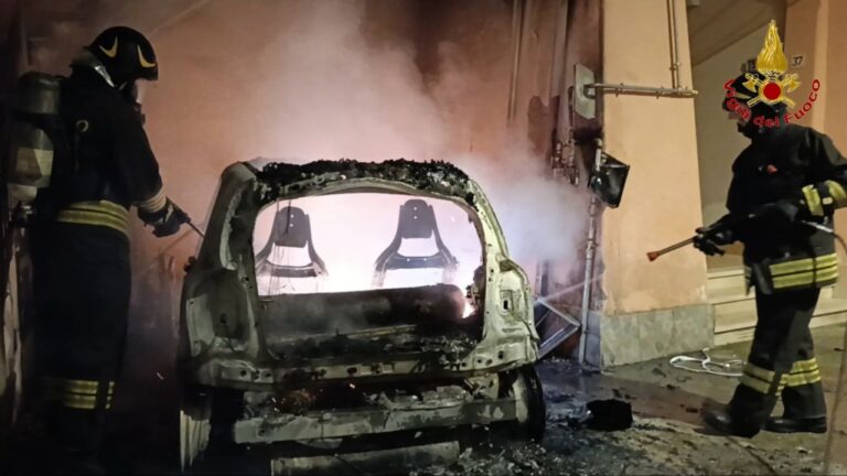 VIDEO/Pago Vallo Lauro, auto in fiamme, danneggiato stabile e contatori gas