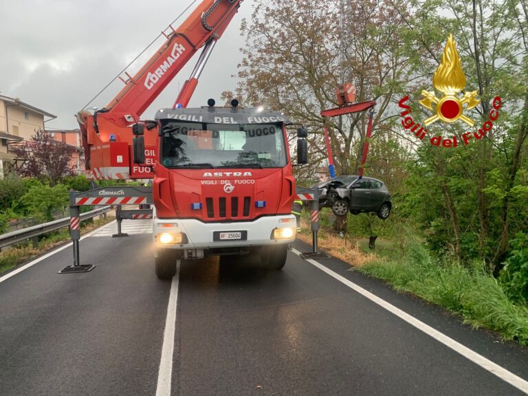 Maltempo: a Pratola Serra auto “vola” nella scarpata