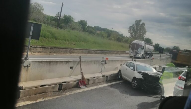 Incidente in A16: mamma e figlio contro barriera di cemento