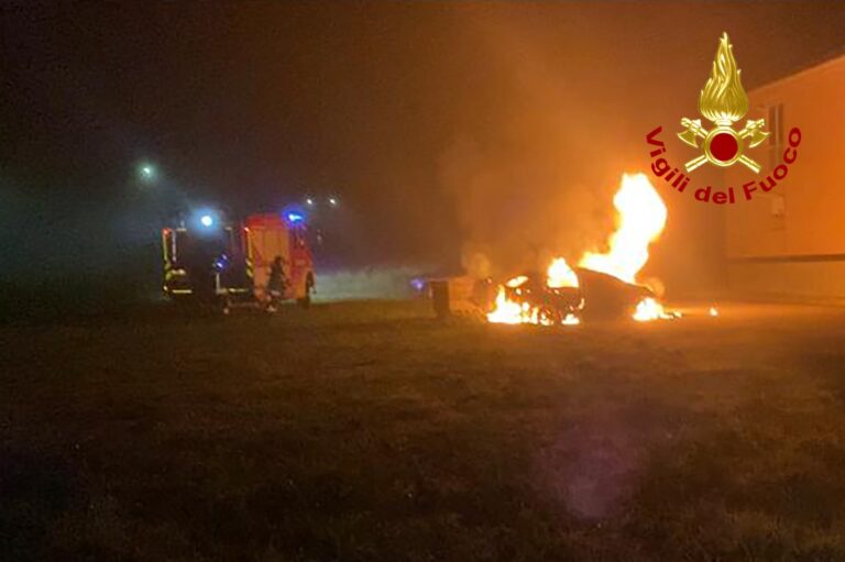 VIDEO/Auto in fiamme a Volturara, intervento dei Vigili del fuoco