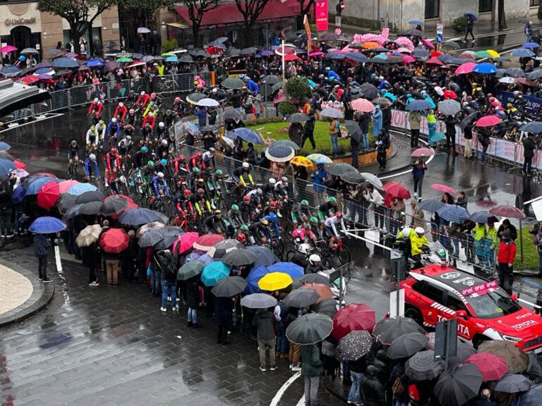 FOTO / Atripalda: la pioggia non ferma la festa del Giro d’Italia