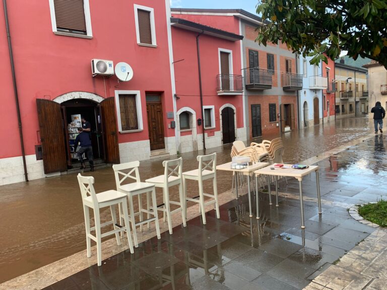 FOTO / Sott’acqua un bar di Celzi. A Montoro attivato il Coc
