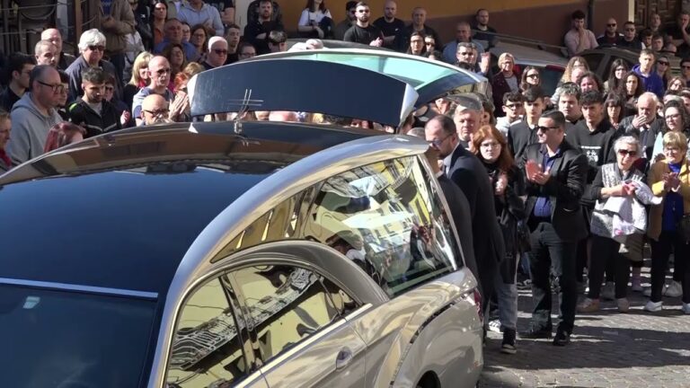 VIDEO-FOTO/ L’ultimo saluto alla 15enne di Montefalcione: “Vola in alto principessa”