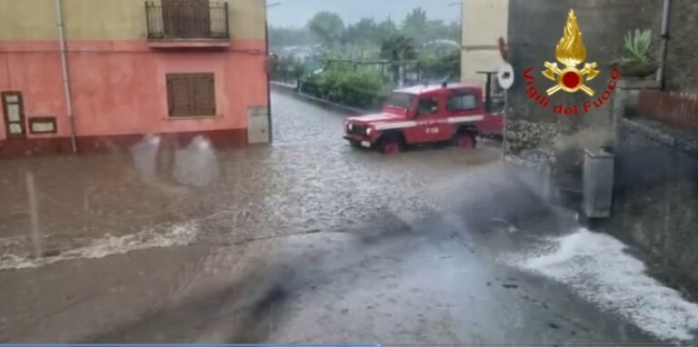 Piogge torrenziali, vigili del fuoco in azione tra Forino e Montoro