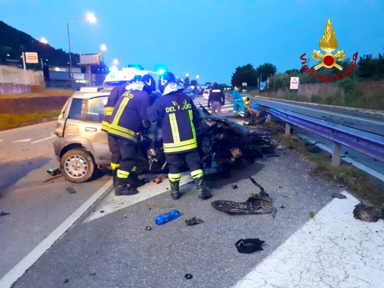 Incidente nella notte in autostrada: perde la vita una donna