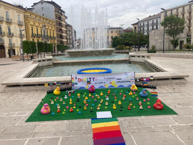 Installazione d’arte in piazza Libertà: che il Pride abbia inizio