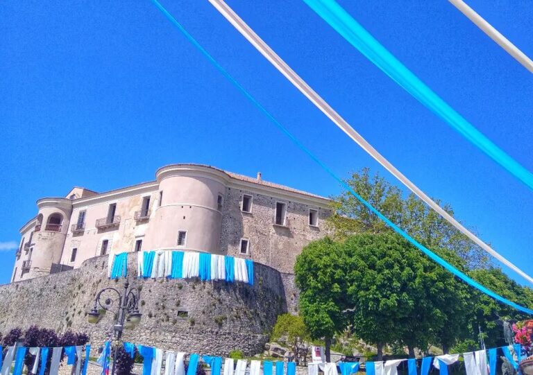 Il Castello di Gesualdo addobbato d’azzurro fa discutere