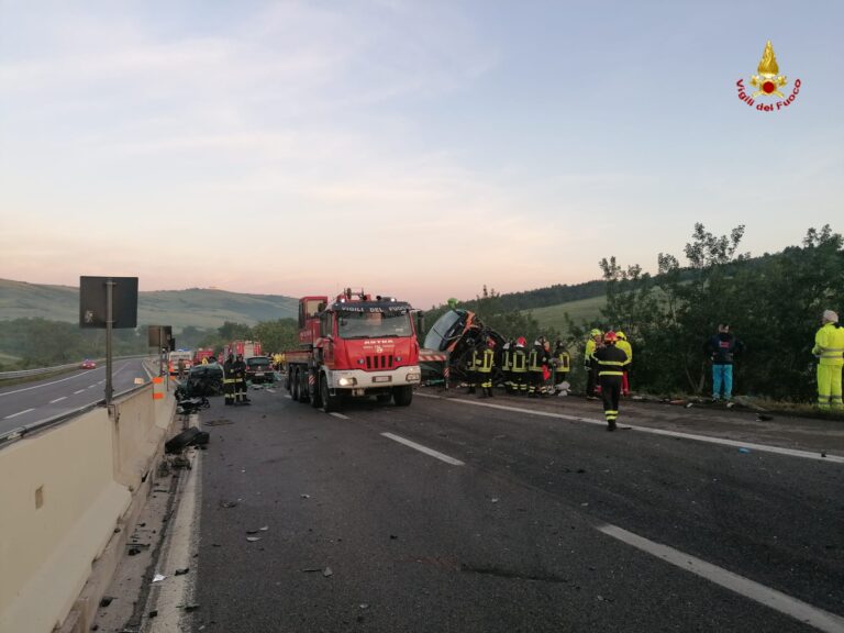 Un morto e 14 feriti: incidente in A 16