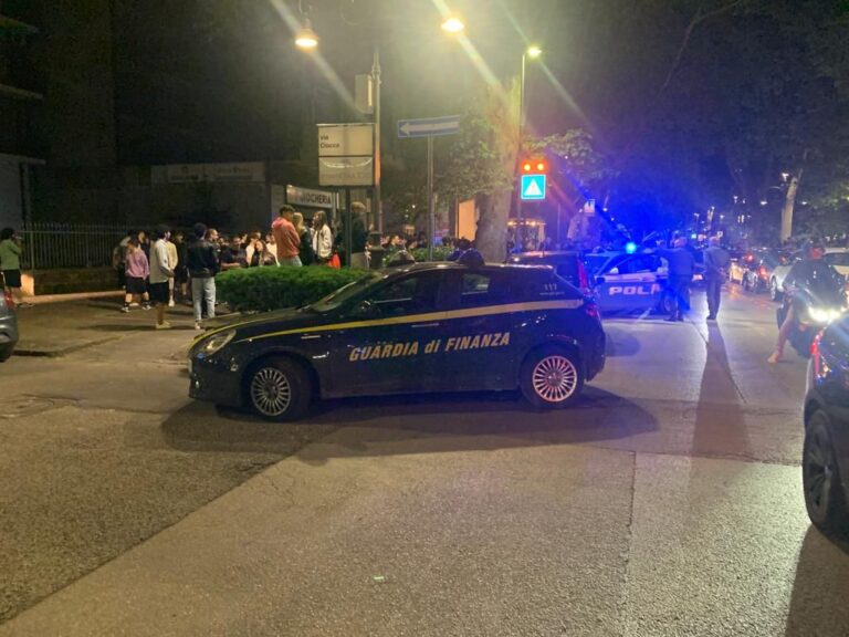 Paura nella movida, segnalate deflagrazioni: sul posto arriva la Polizia