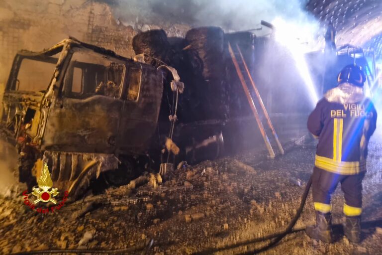 Inferno di fuoco sotto la galleria “Vallesacarda”: i caschi rossi evitano guai
