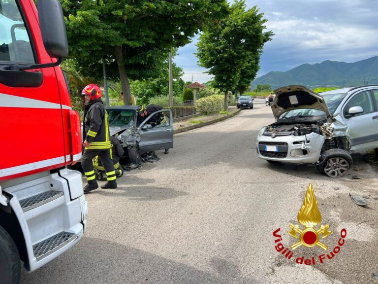 Violento impatto tra due auto a Montoro: feriti un uomo e una ragazza