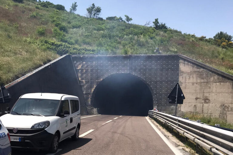 Incendio Vallesaccarda, in fiamme camion di tessuti: interviene anche l’Arpac