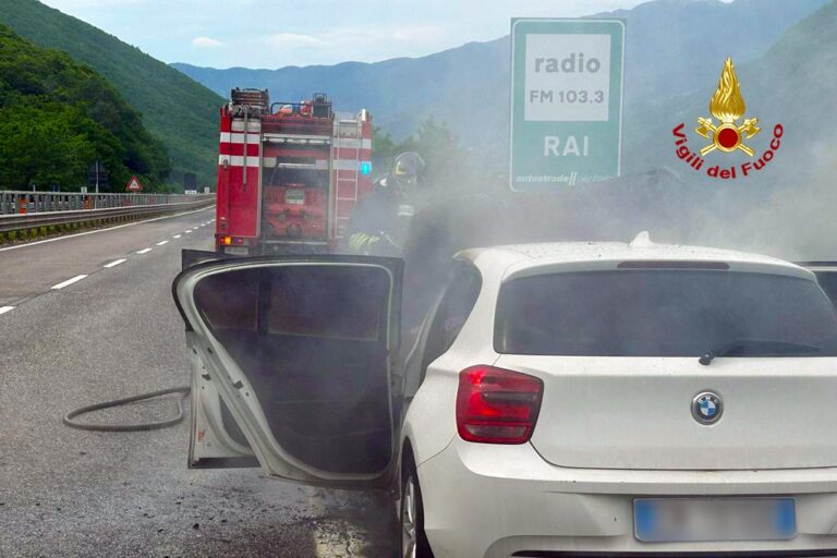 Auto in fiamme sull’A16, in salvo i due occupanti
