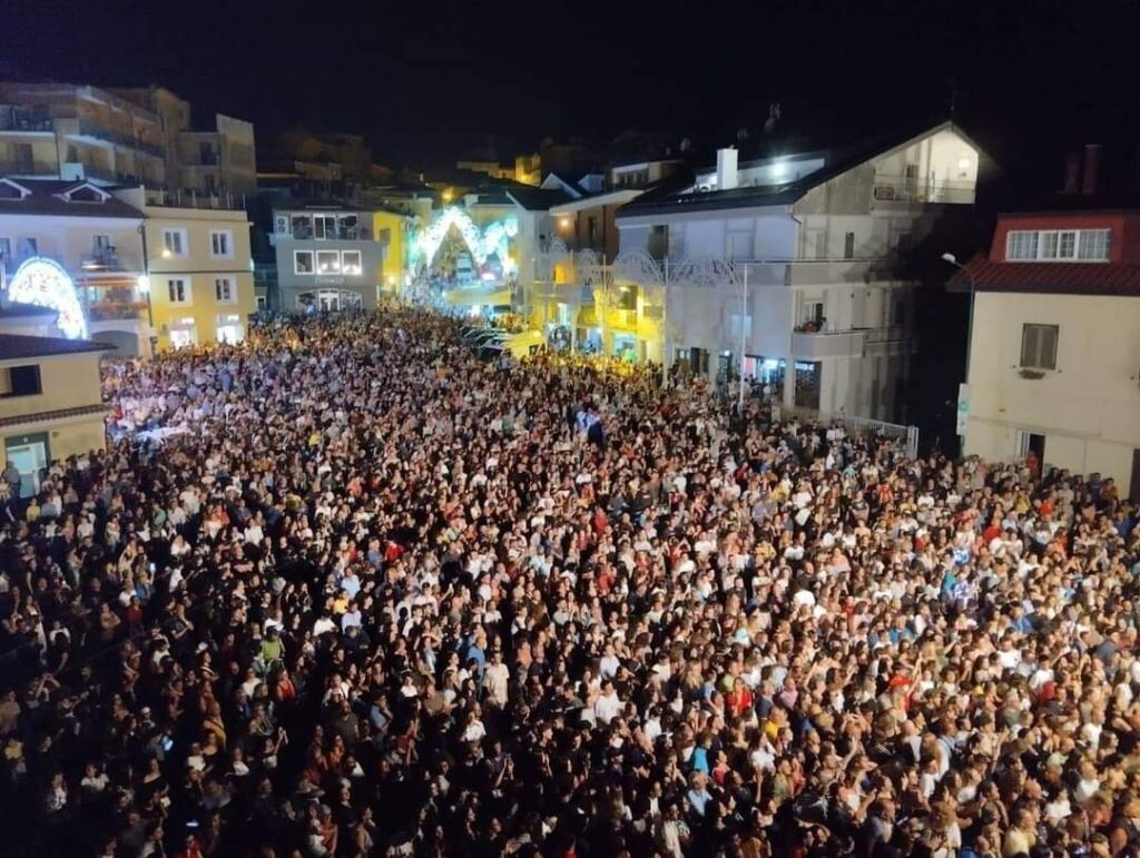 Folla_Piazza_Mazzini