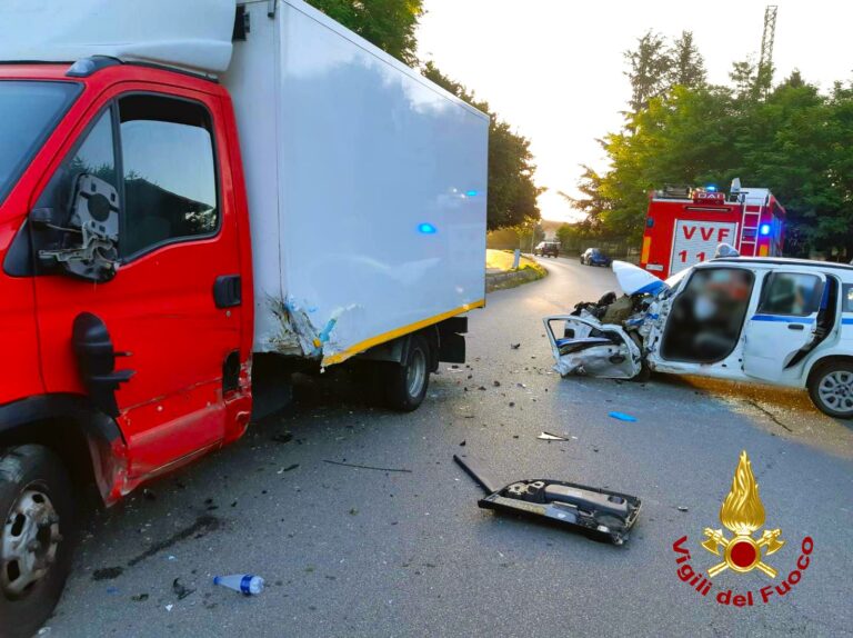 Incidente a Contrada Scofreta, impatto tra auto e furgone. 58enne resta incastrato nell’abitacolo