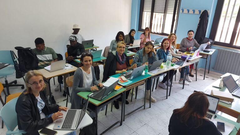 Lavori al Convitto, “sfratto” per il Cpia. “Stanchi di essere figli di un dio minore”