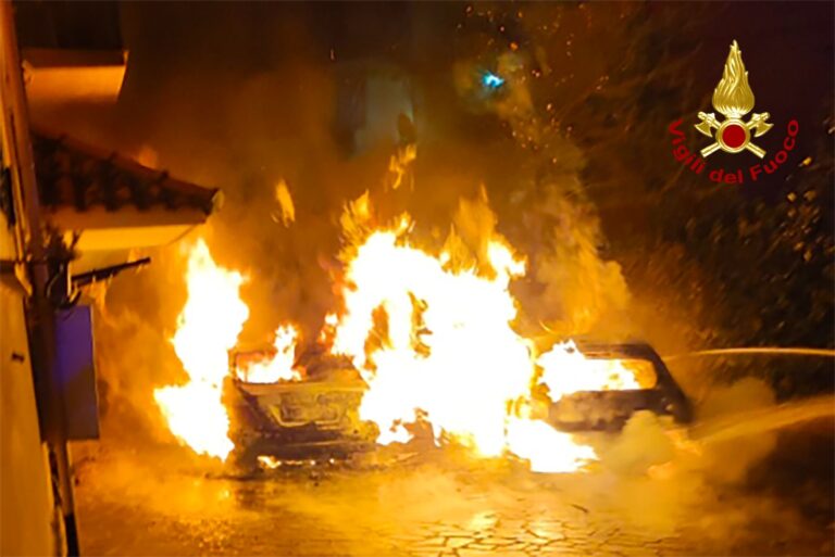 VIDEO/ Inferno di fuoco nella notte a Solofra e Monteforte: indagini in corso