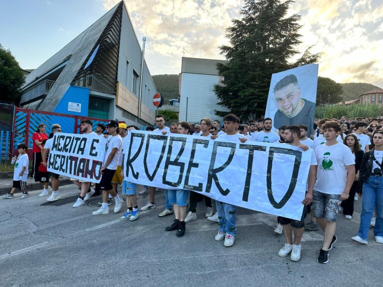 Video/”Giustizia per Roberto”: 400 in corteo silenzioso da Mercogliano ad Avellino