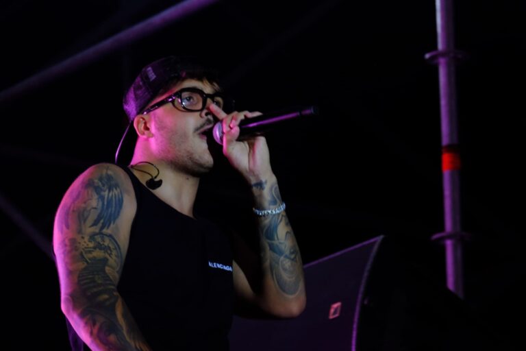 Geolier unisce le generazioni, incanta e porta ad Avellino oltre 20mila persone