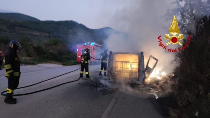 Incendio_furgone_Baiano