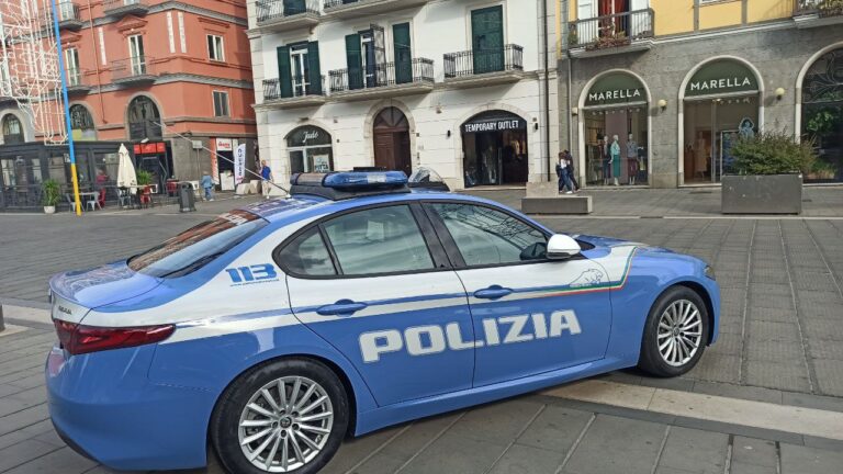 Stava per lanciarsi dal balcone per motivi sentimentali, salvato dai poliziotti