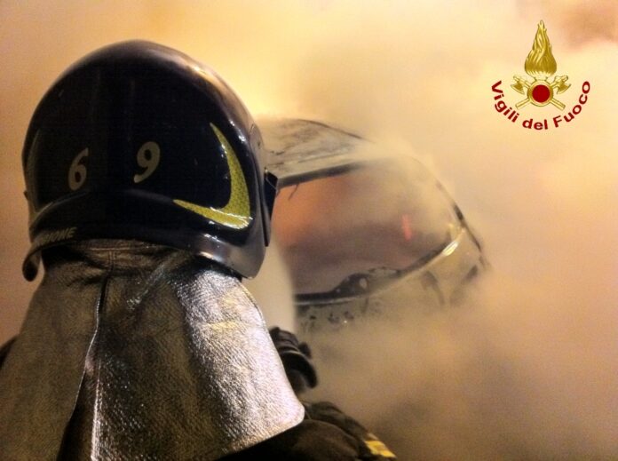 Incendio_Auto_ Vigili_del_Fuoco
